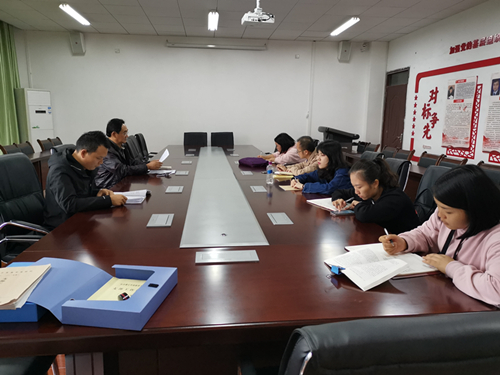 卫管系党支部学习现场