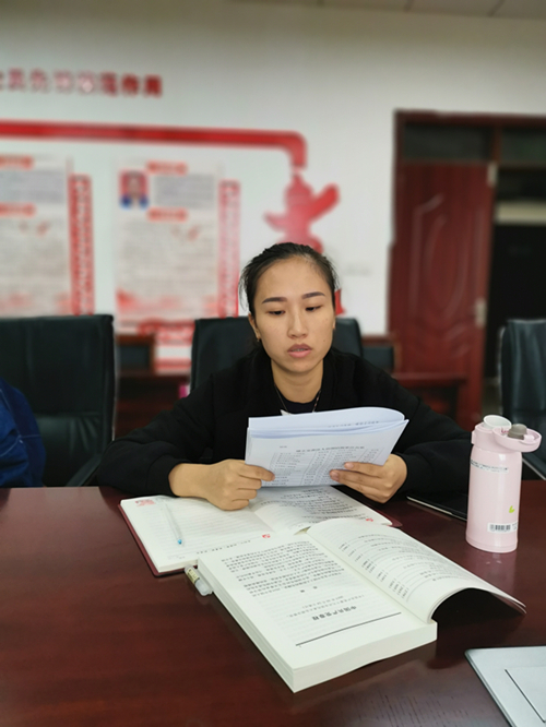 党支部副书记张洁领学