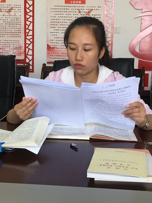 党支部副书记张洁领学